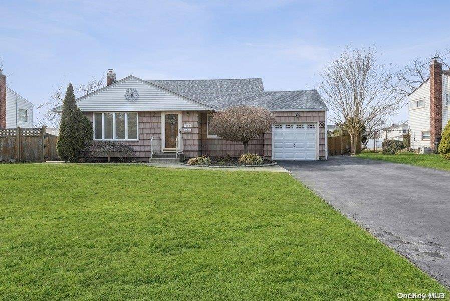 West Islip, NY 11795,704 Pat DR