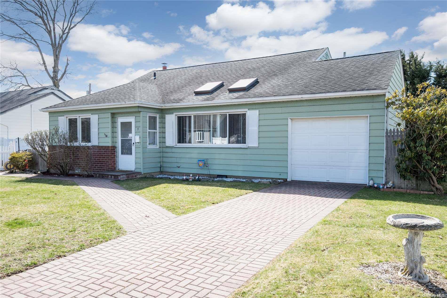 Massapequa, NY 11758,7 Manchester DR