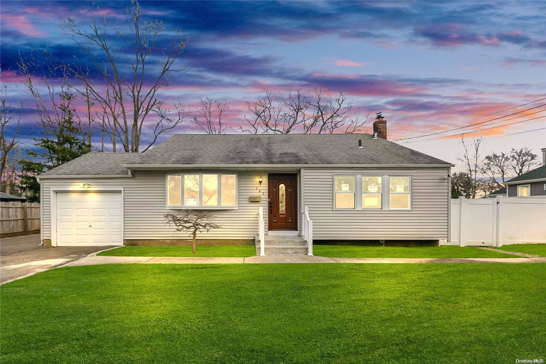 Ronkonkoma, NY 11779,141 Foster RD