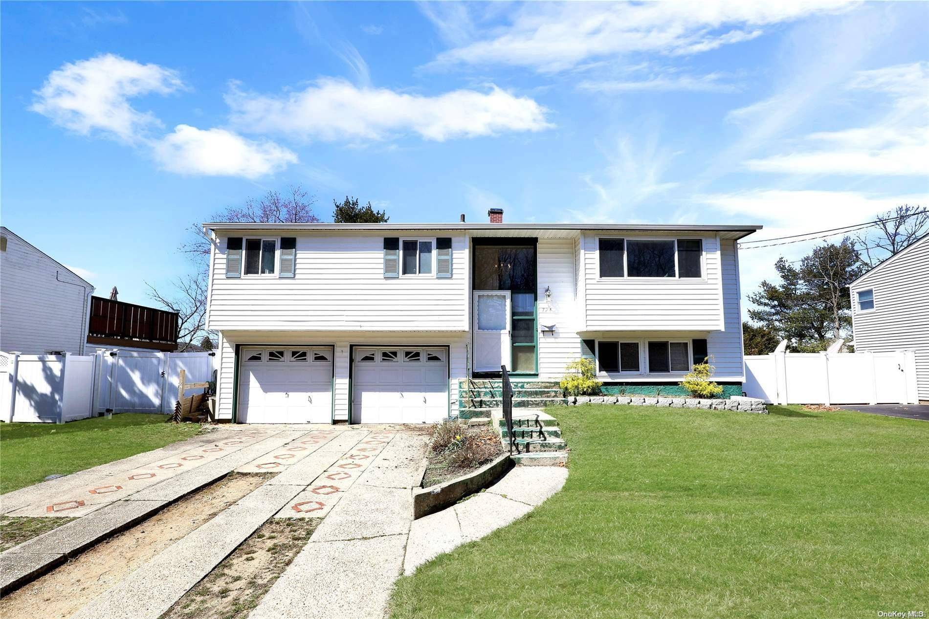 West Islip, NY 11795,724 Pat DR