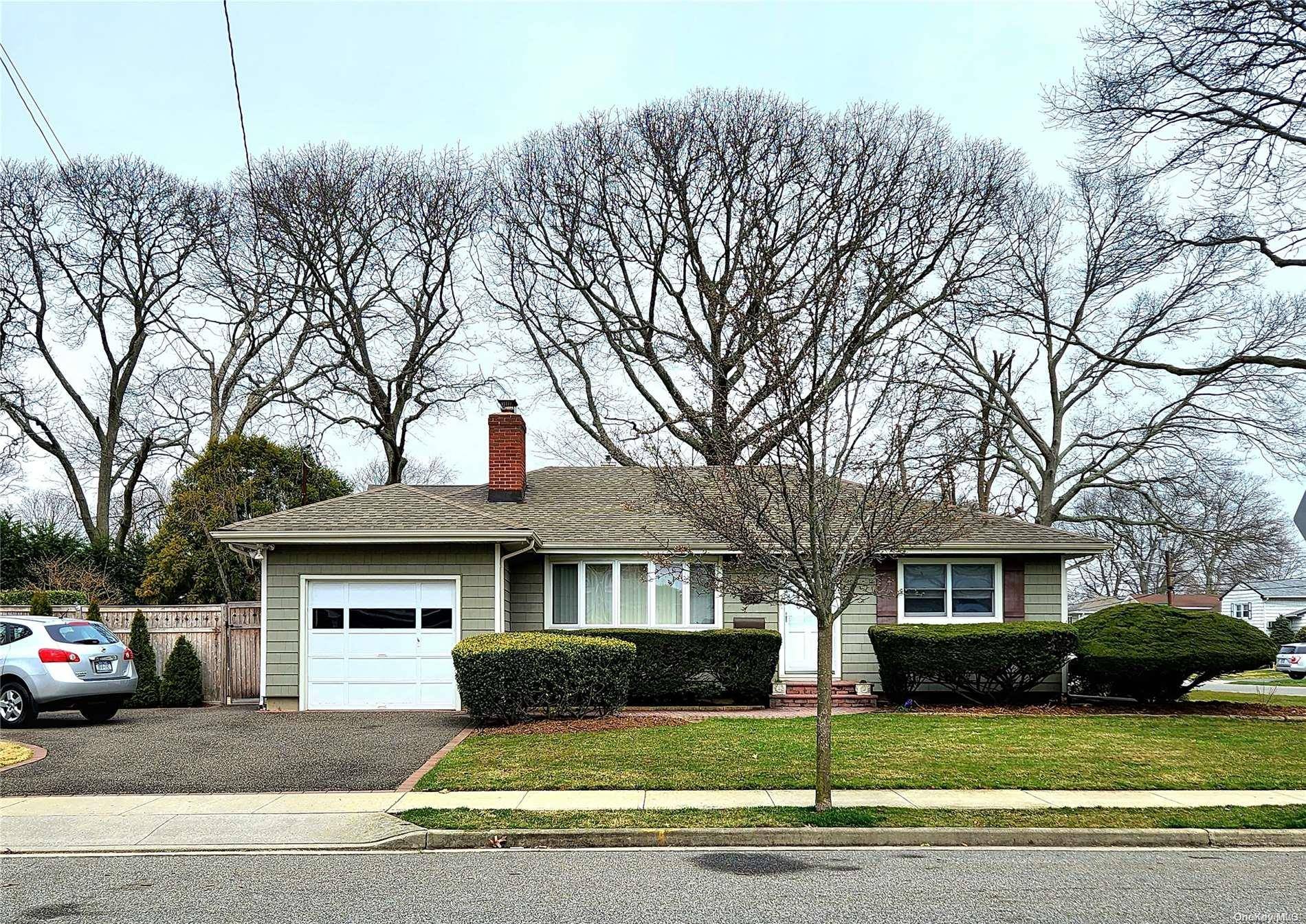 Massapequa Park, NY 11762,255 Koehl ST