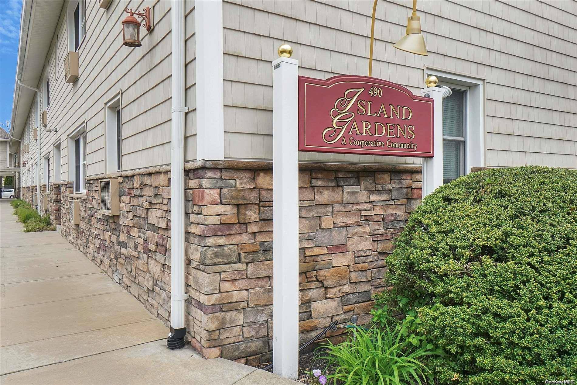 Farmingdale, NY 11735,490 Main ST #8C