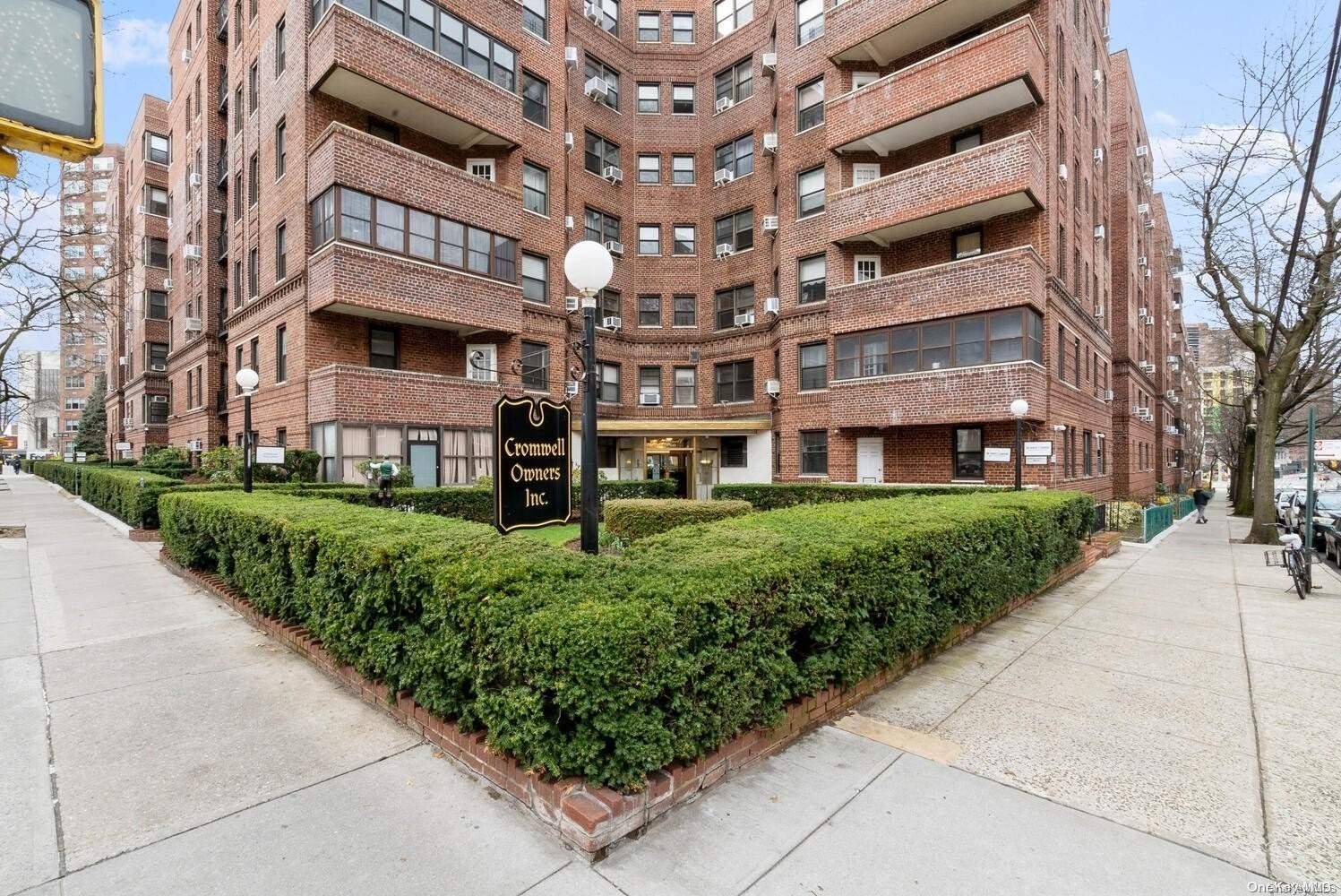 Forest Hills, NY 11375,69-60 108th ST #315