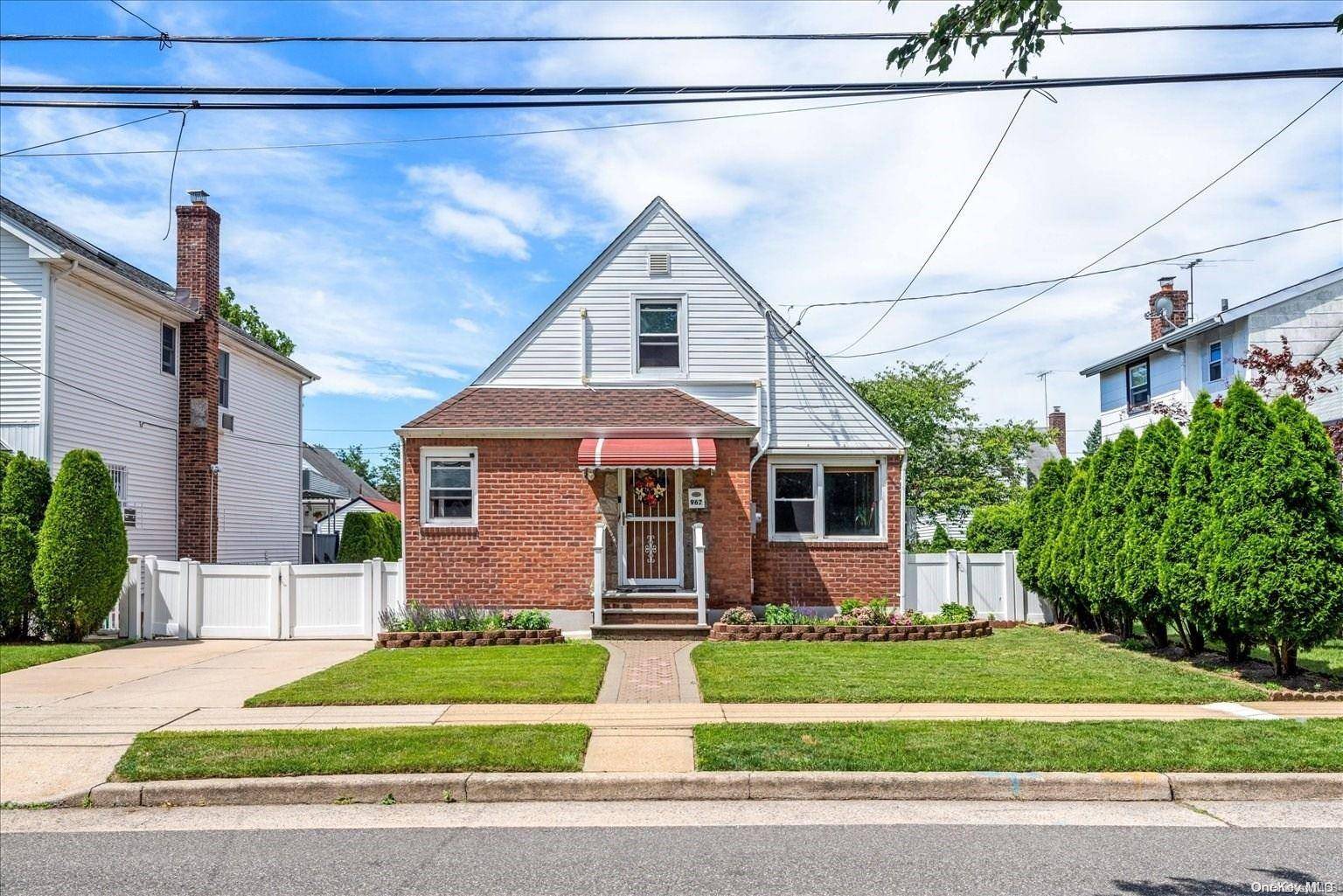 New Hyde Park, NY 11040,967 N 4 ST