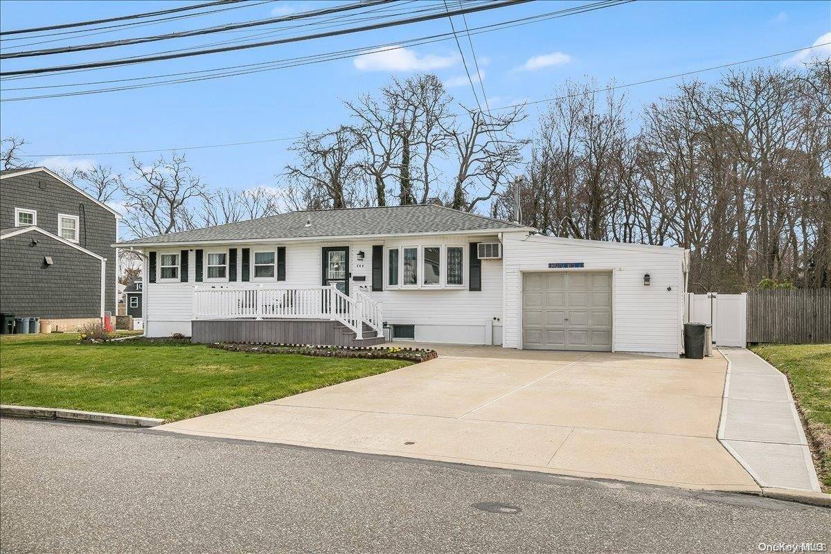 West Islip, NY 11795,644 Myrtle AVE