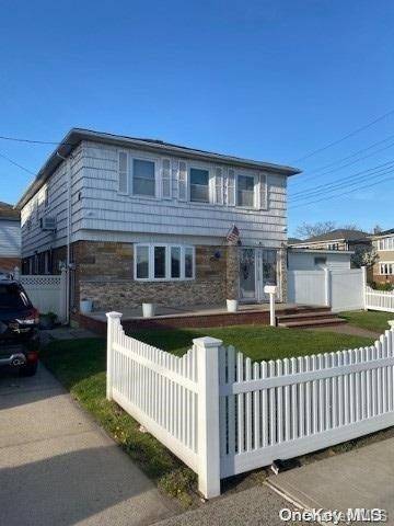 Howard Beach, NY 11414,94-15 156th AVE