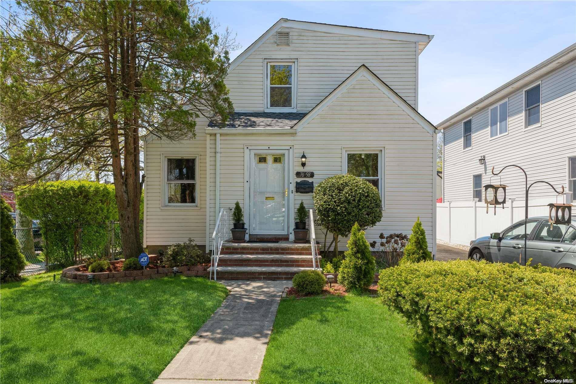 New Hyde Park, NY 11040,76-58 266th ST