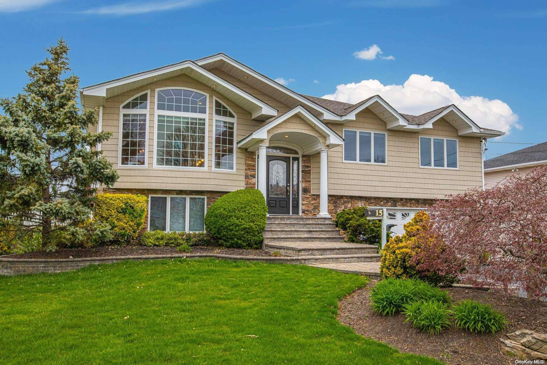 West Islip, NY 11795,15 Dolphin LN