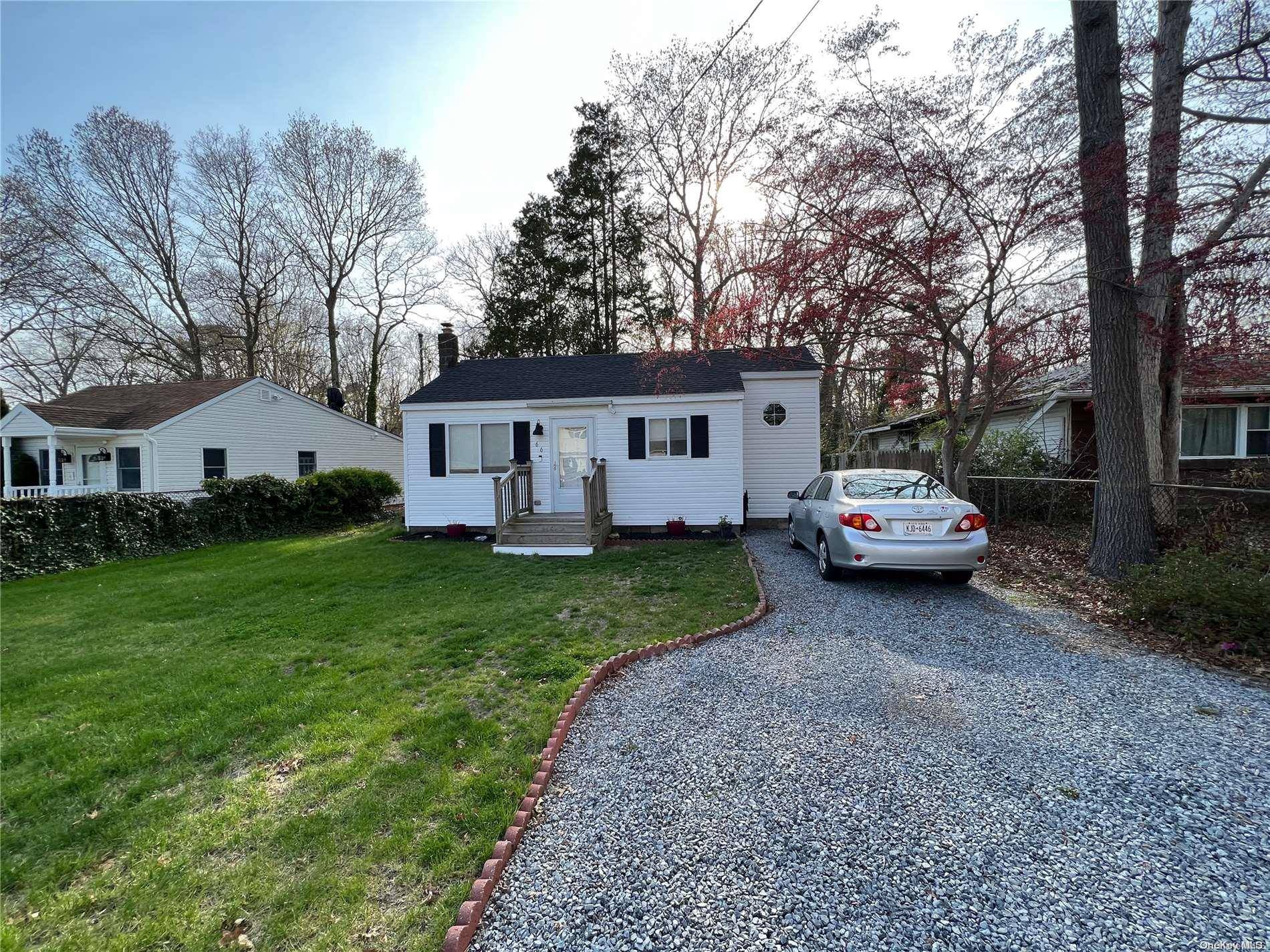 Shirley, NY 11967,66 Hounslow RD