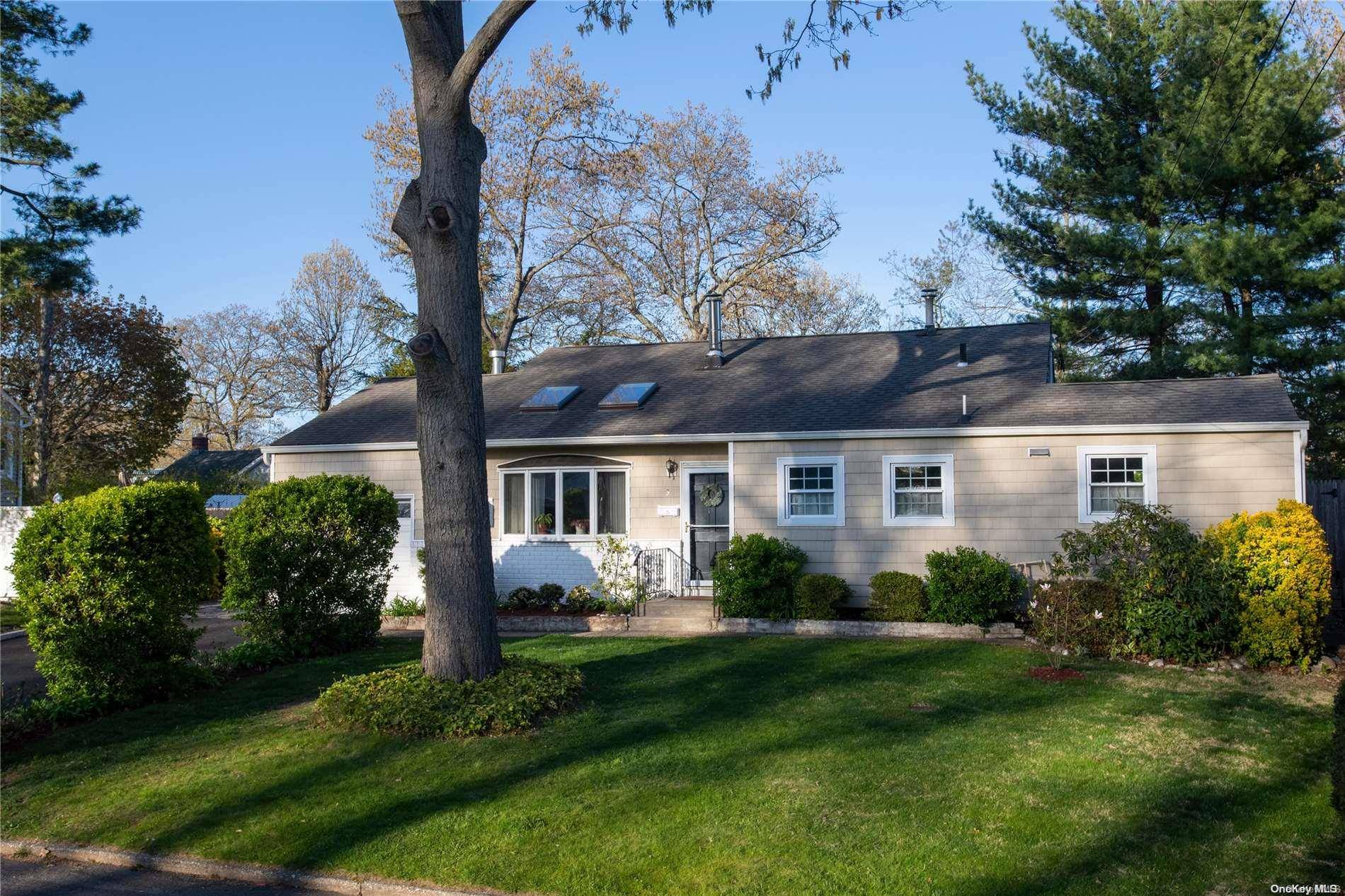 Huntington Station, NY 11746,34 Foxwood DR