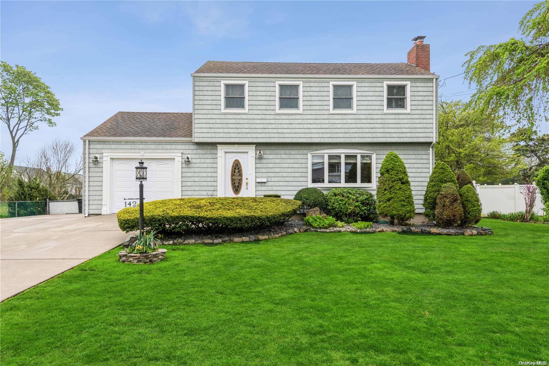 Lindenhurst, NY 11757,142 Farmers AVE