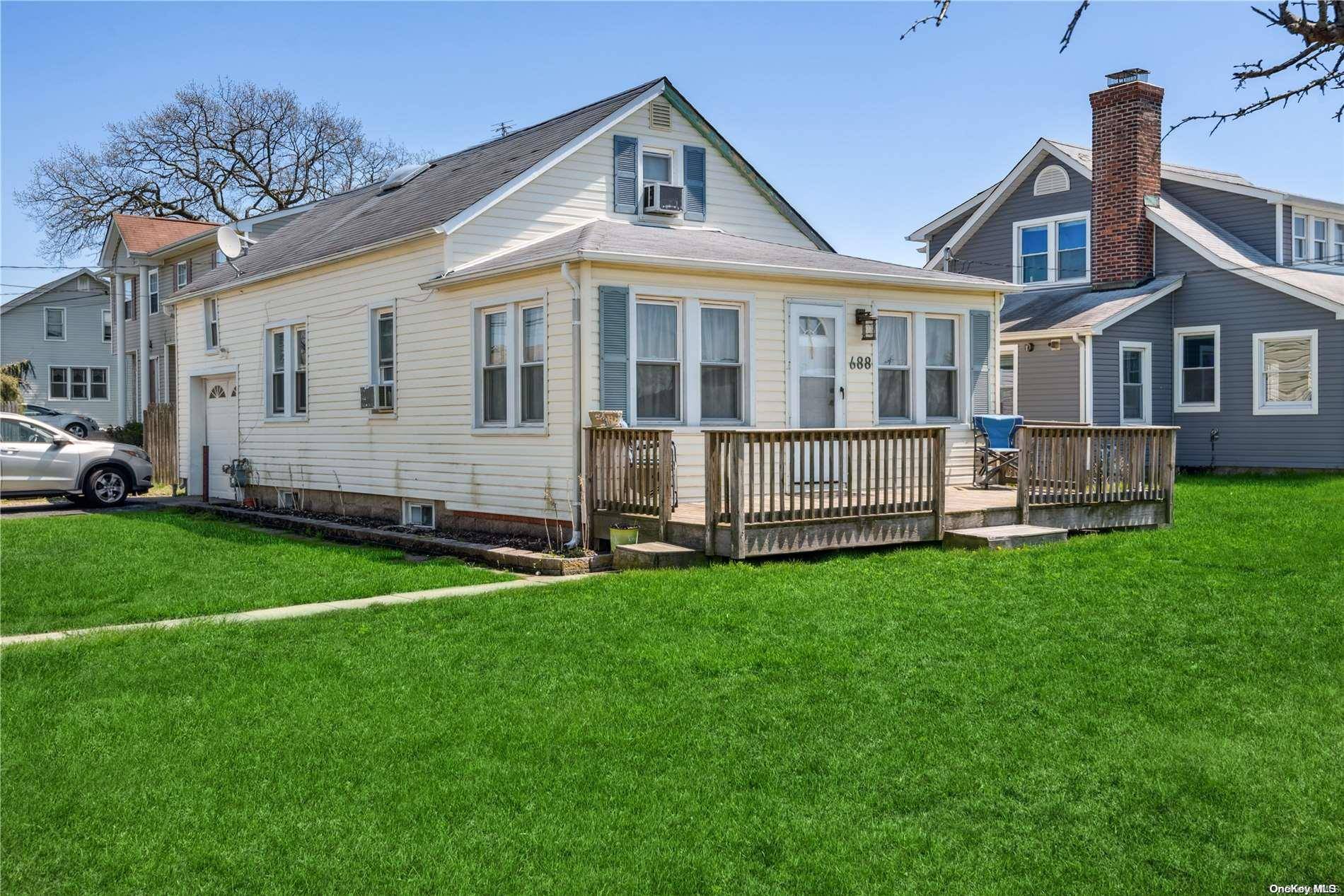 Lindenhurst, NY 11757,688 Shore Road