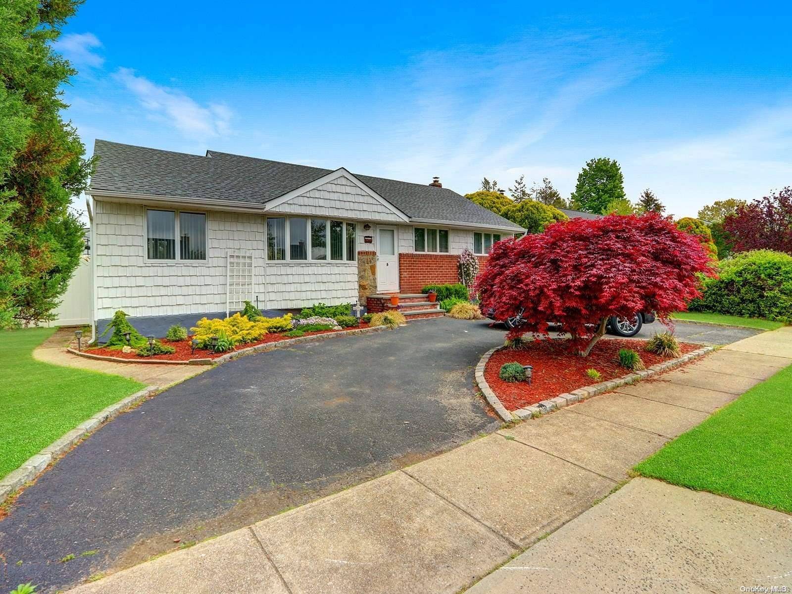 Plainview, NY 11803,5 Georgia LN