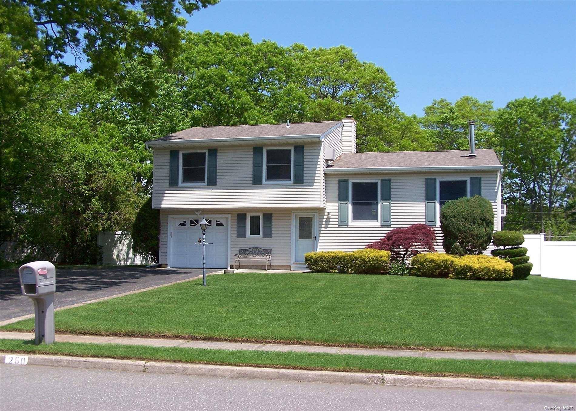 Holbrook, NY 11741,260 Thunder RD