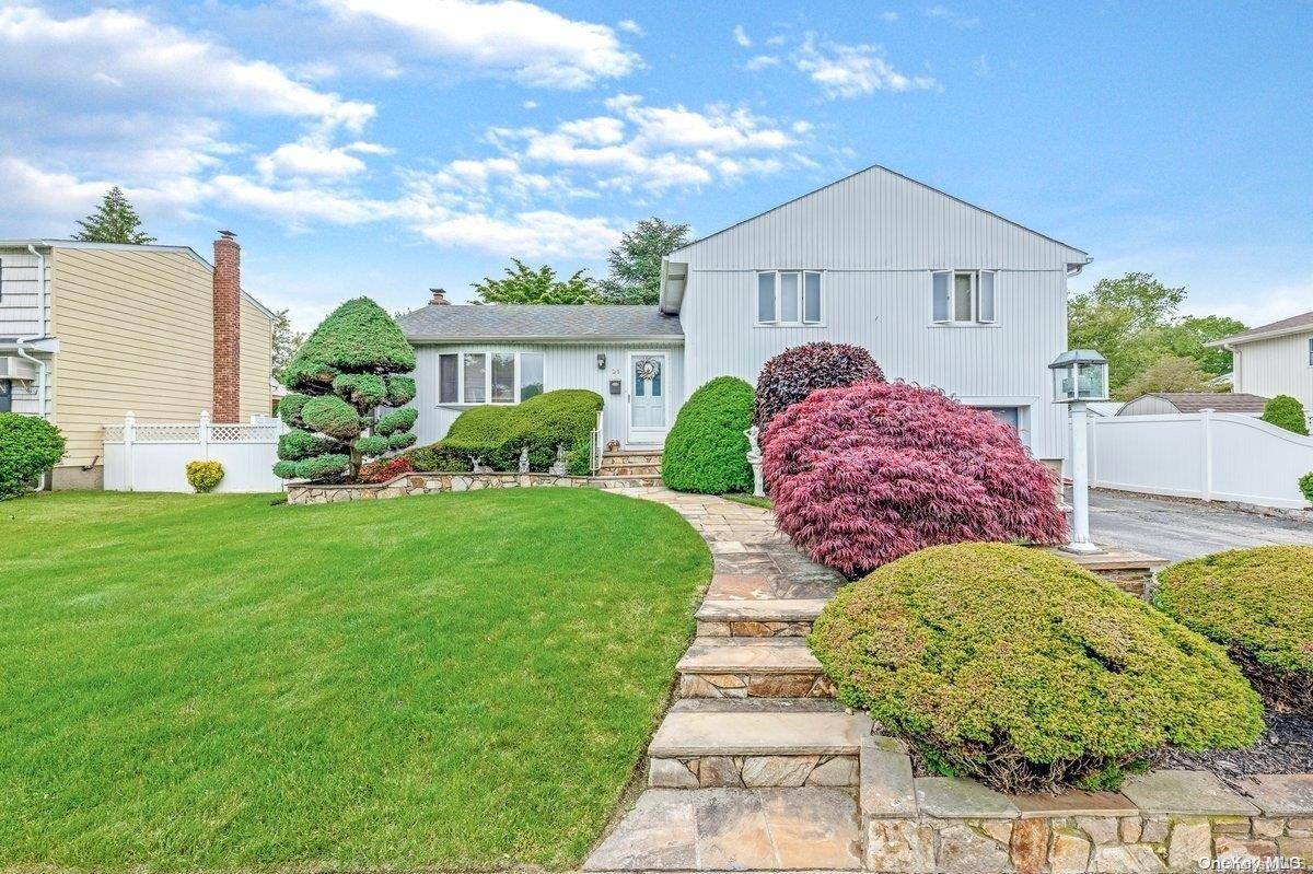 Plainview, NY 11803,21 Thorpe LN