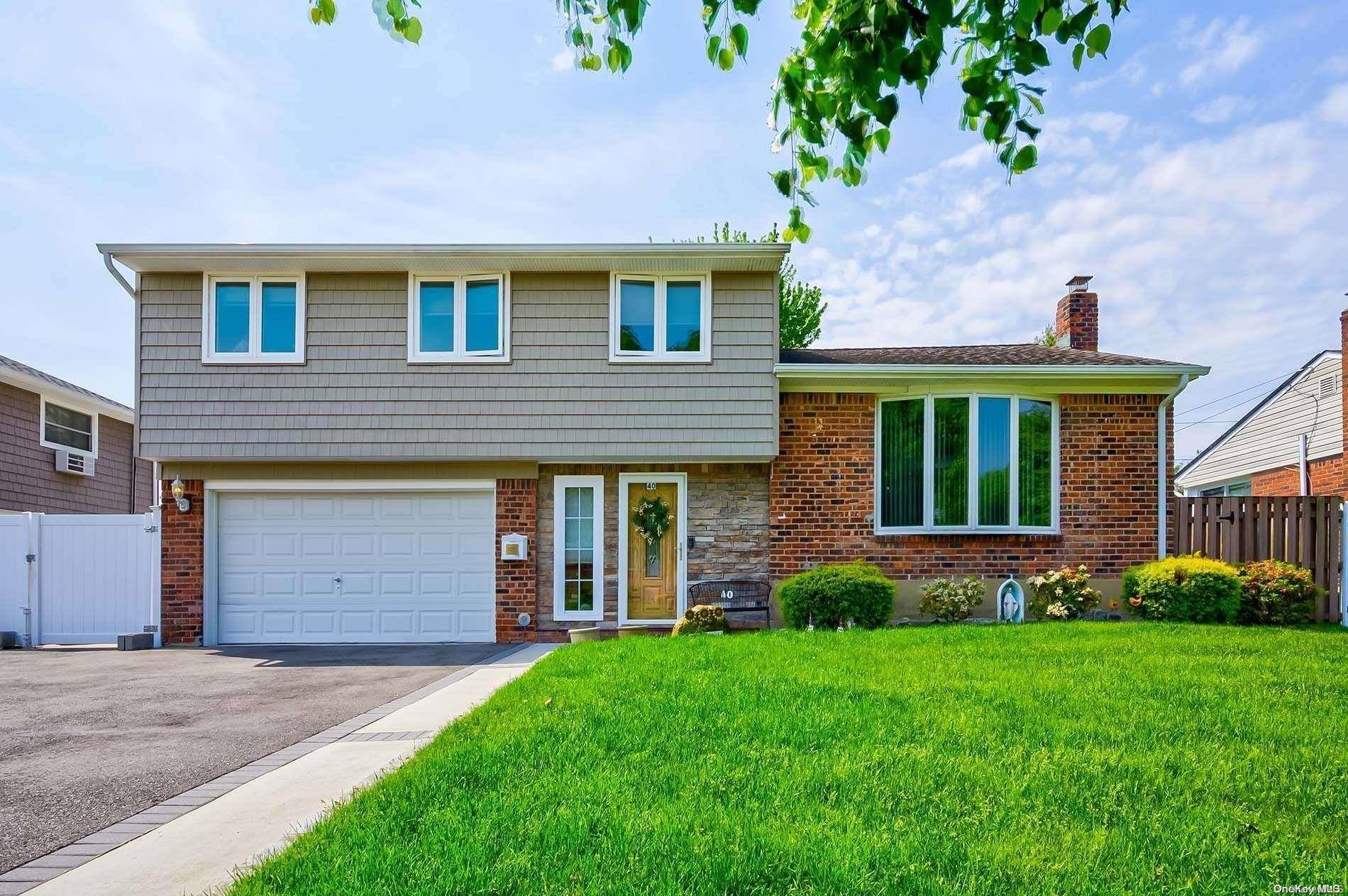 Hicksville, NY 11801,40 Fox PL