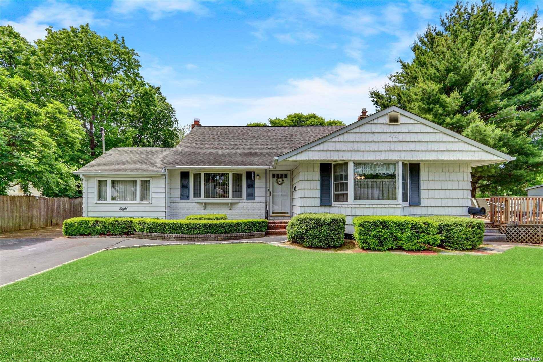 North Babylon, NY 11703,8 Durhamoc LN