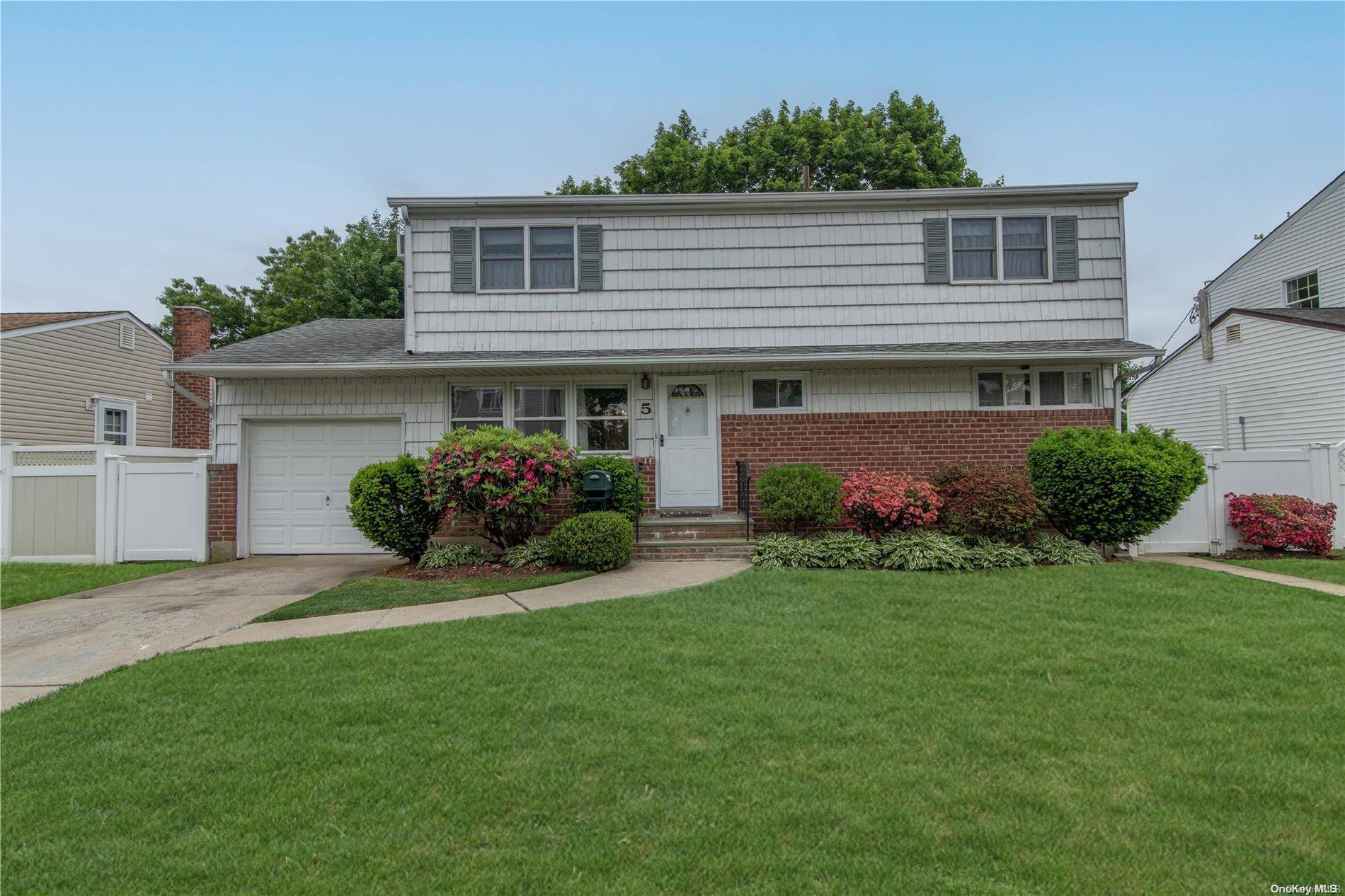 Old Bethpage, NY 11804,5 Crescent DR