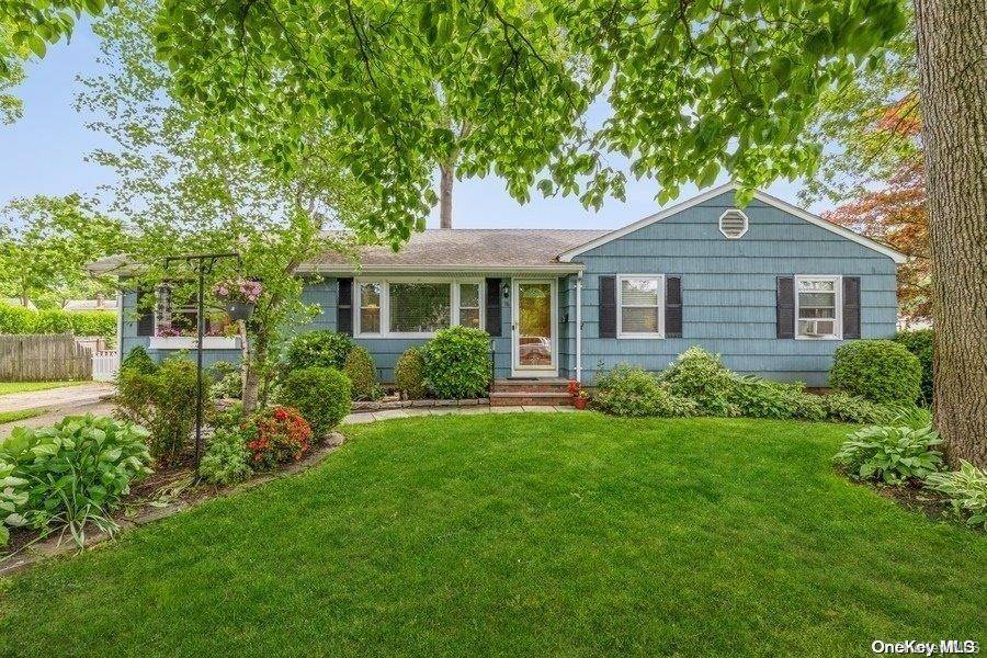 Huntington Station, NY 11746,16 Webb PL