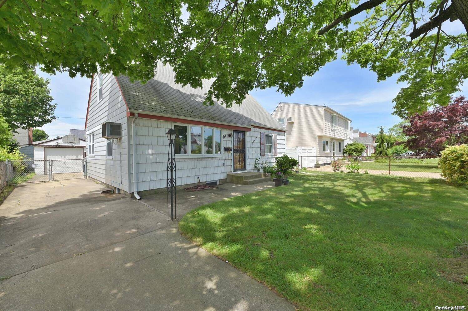 Hicksville, NY 11801,6 Gables DR