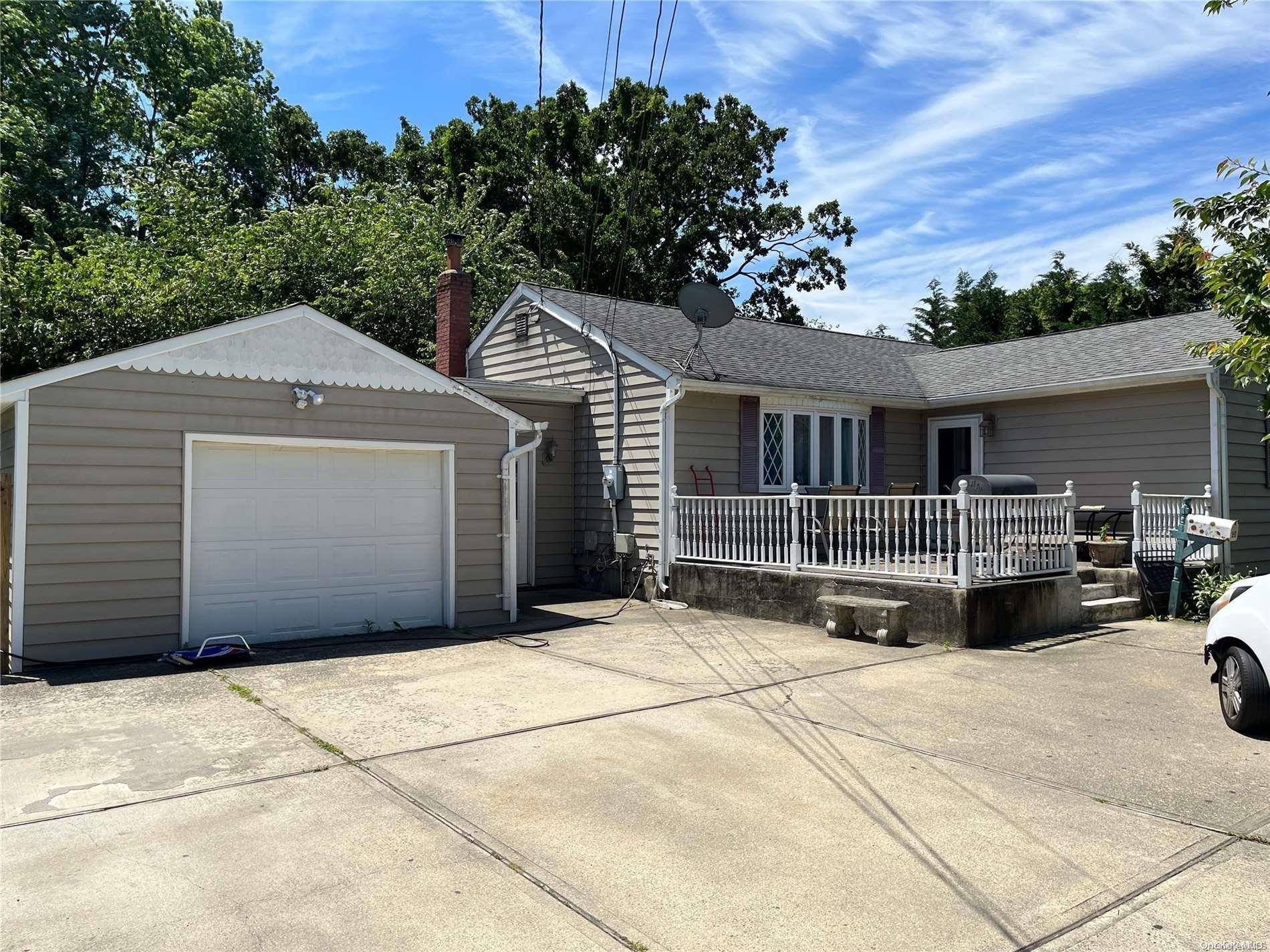 Bay Shore, NY 11706,20 Locust DR