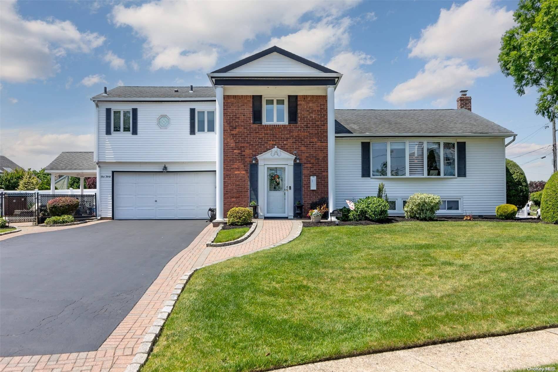 Massapequa Park, NY 11762,130 Whitewood DR