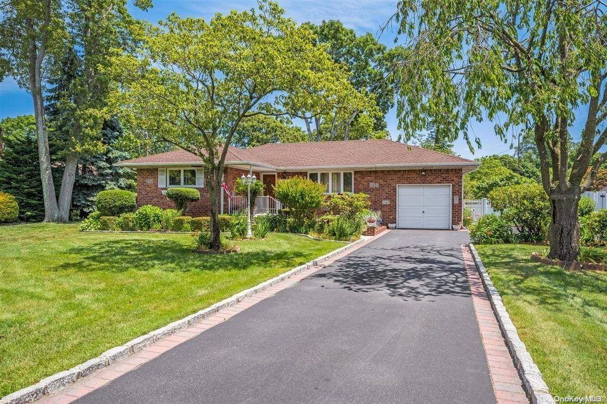 Bay Shore, NY 11706,1325 Manor LN