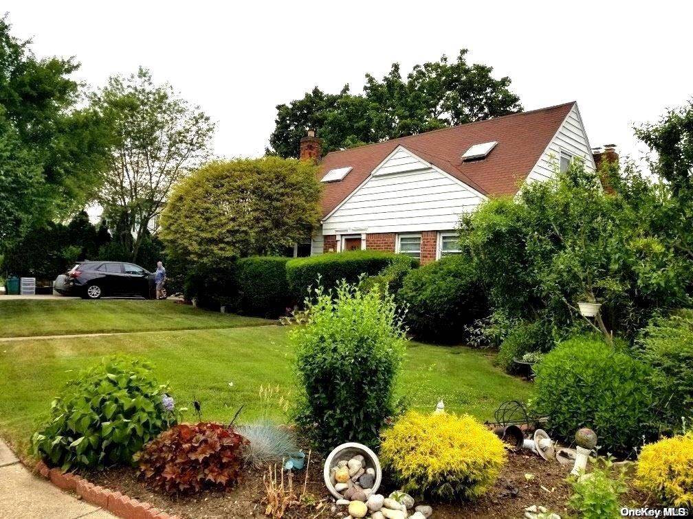 Merrick, NY 11566,24 Columbine AVE