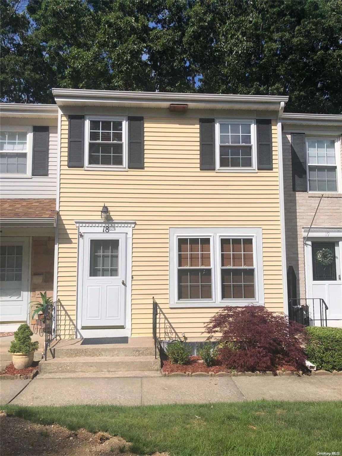 Yaphank, NY 11980,18 Bartlett Commons #18