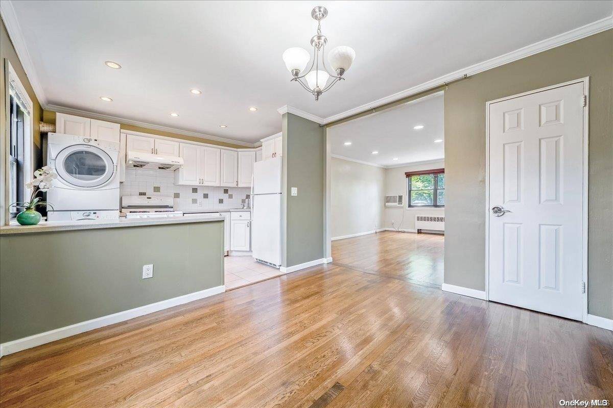 Douglaston, NY 11362,242-09 61st AVE #lower