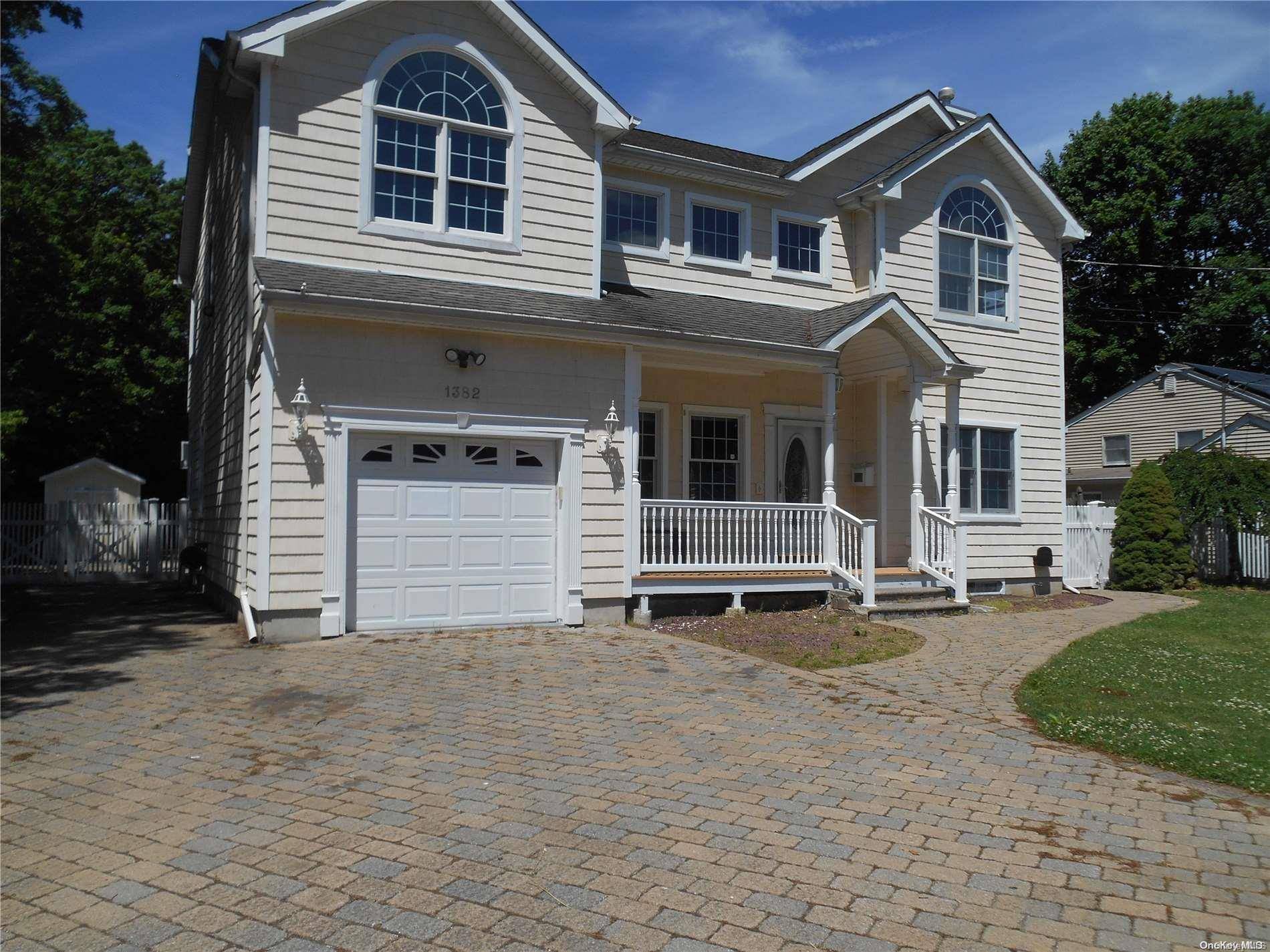 Bay Shore, NY 11706,1382 Thompson DR