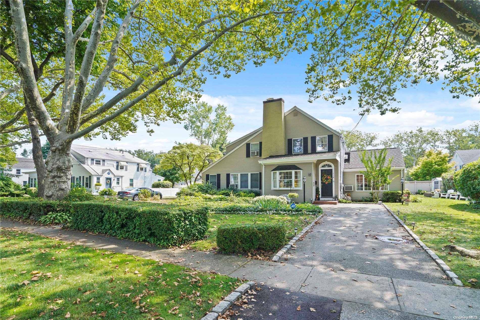 Stewart Manor, NY 11530,118 Dover Pkwy