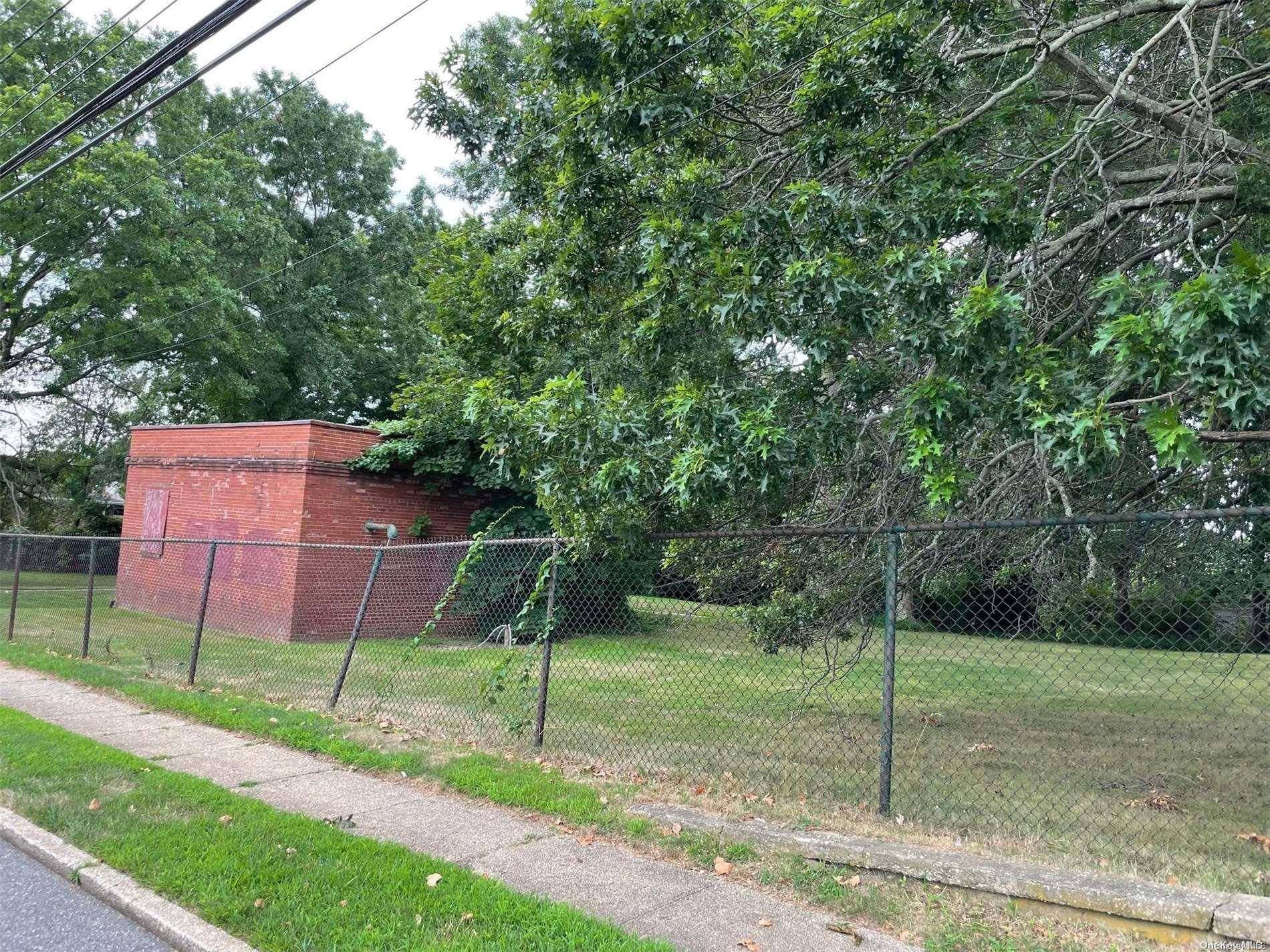 Jericho, NY 11753,160 Robbins LN