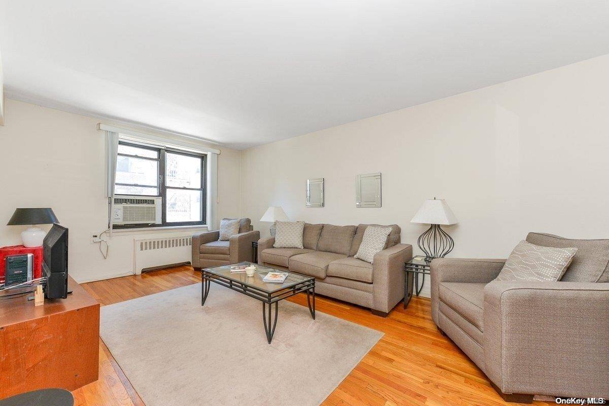 East Elmhurst, NY 11369,32-22 92nd ST #204