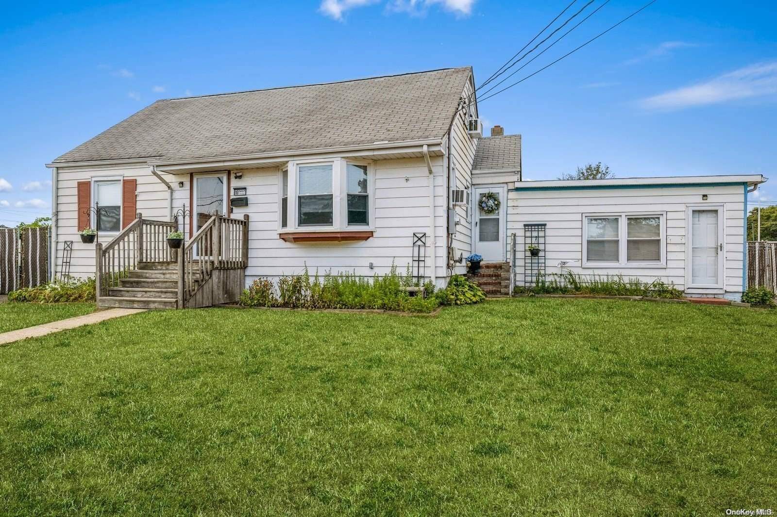Lindenhurst, NY 11757,10 Perry PL