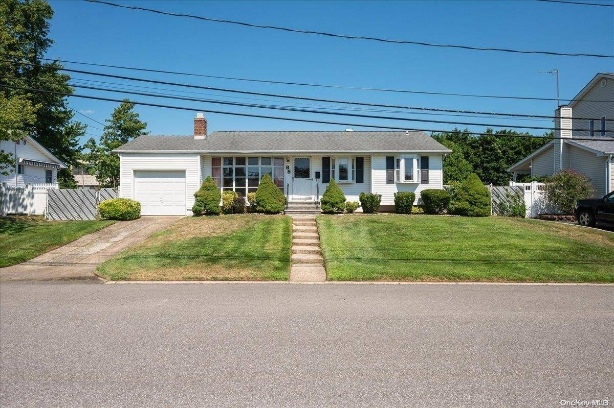 West Islip, NY 11795,88 Udalia