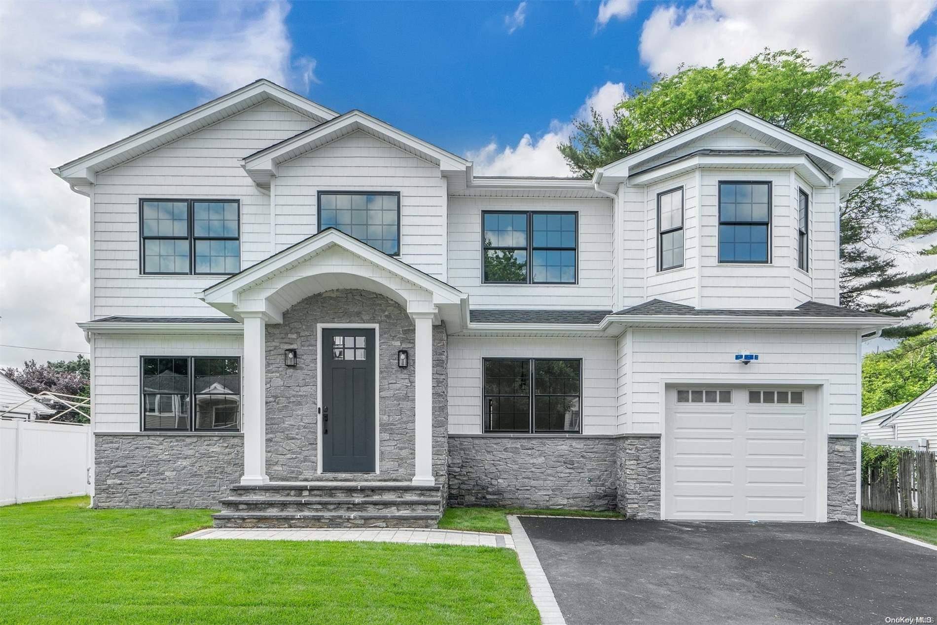Syosset, NY 11791,28 Cheshire DR
