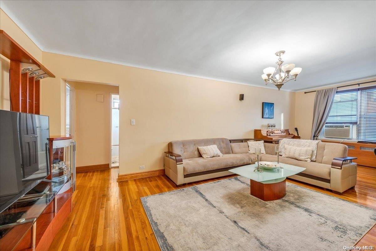 Rego Park, NY 11374,64-41 Saunders Street #615