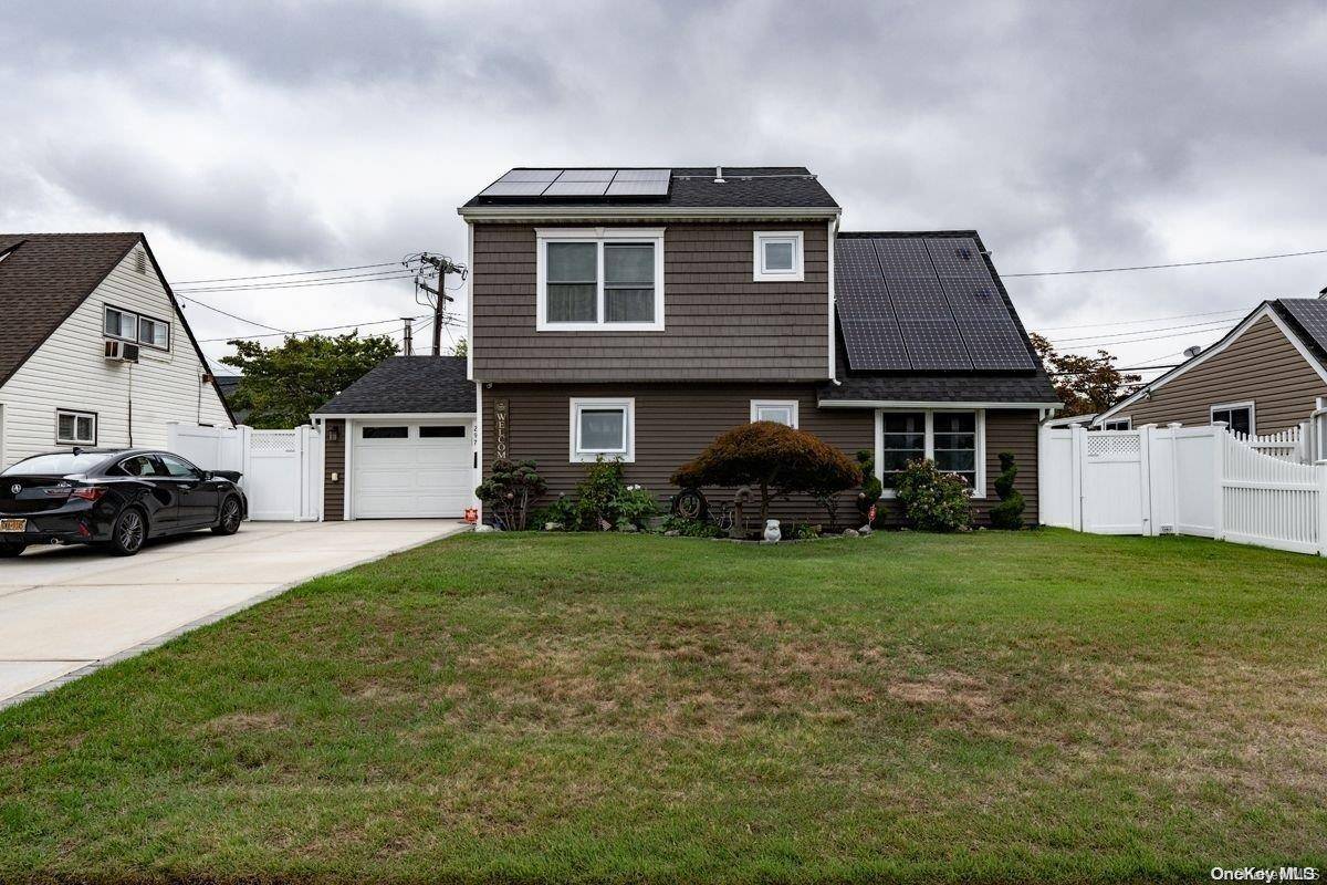 Wantagh, NY 11793,297 Duckpond DR