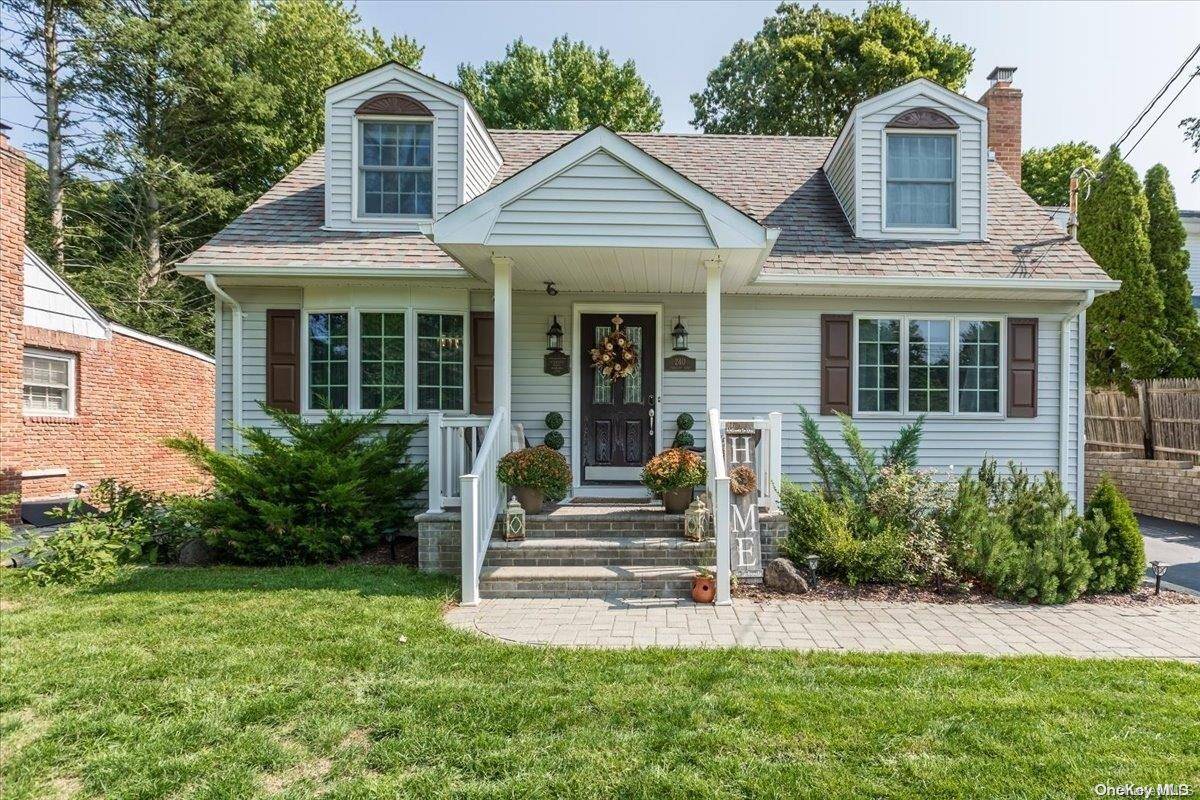 Huntington Station, NY 11746,240 Oakwood RD