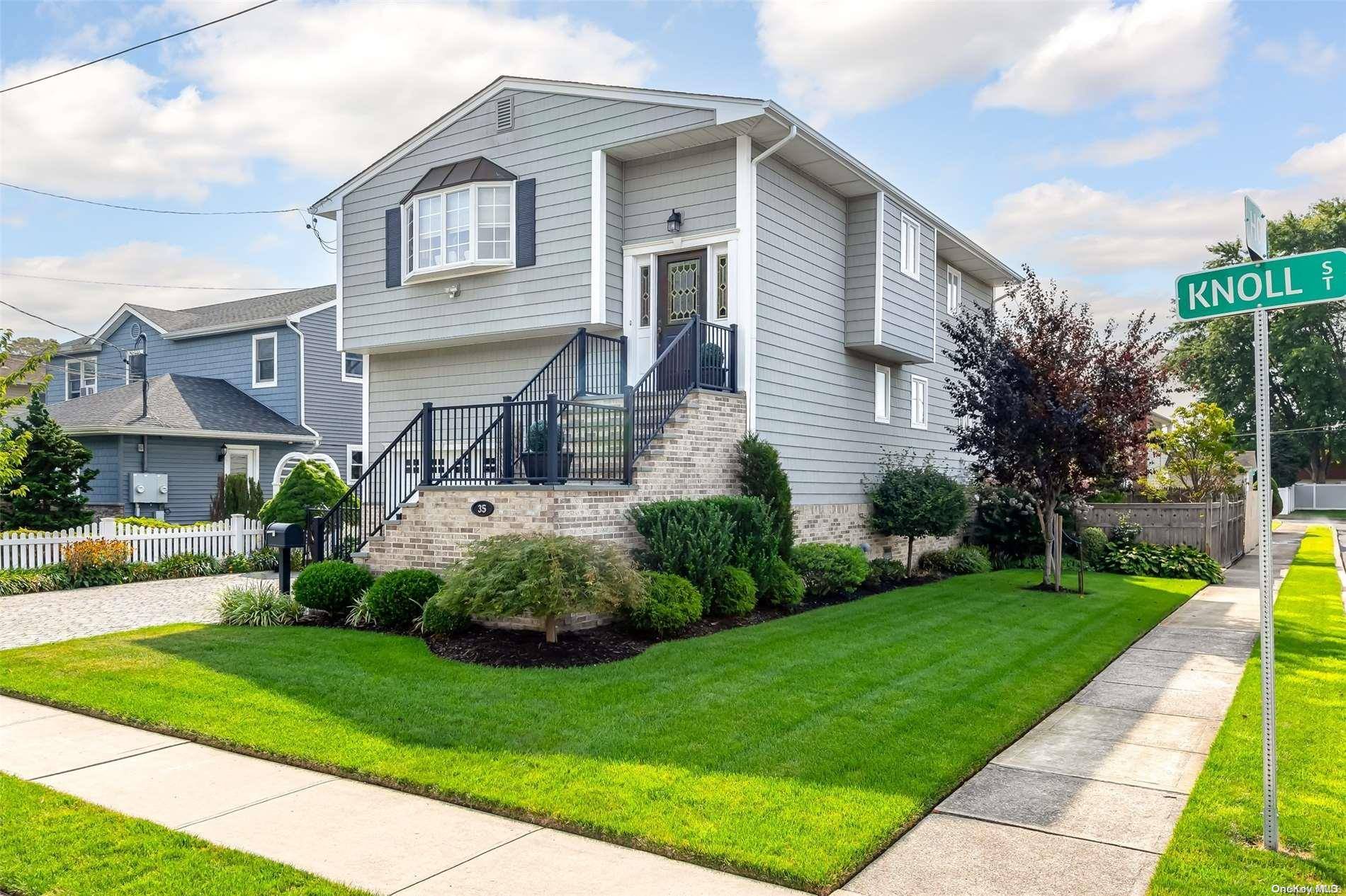 Lindenhurst, NY 11757,35 Knoll ST