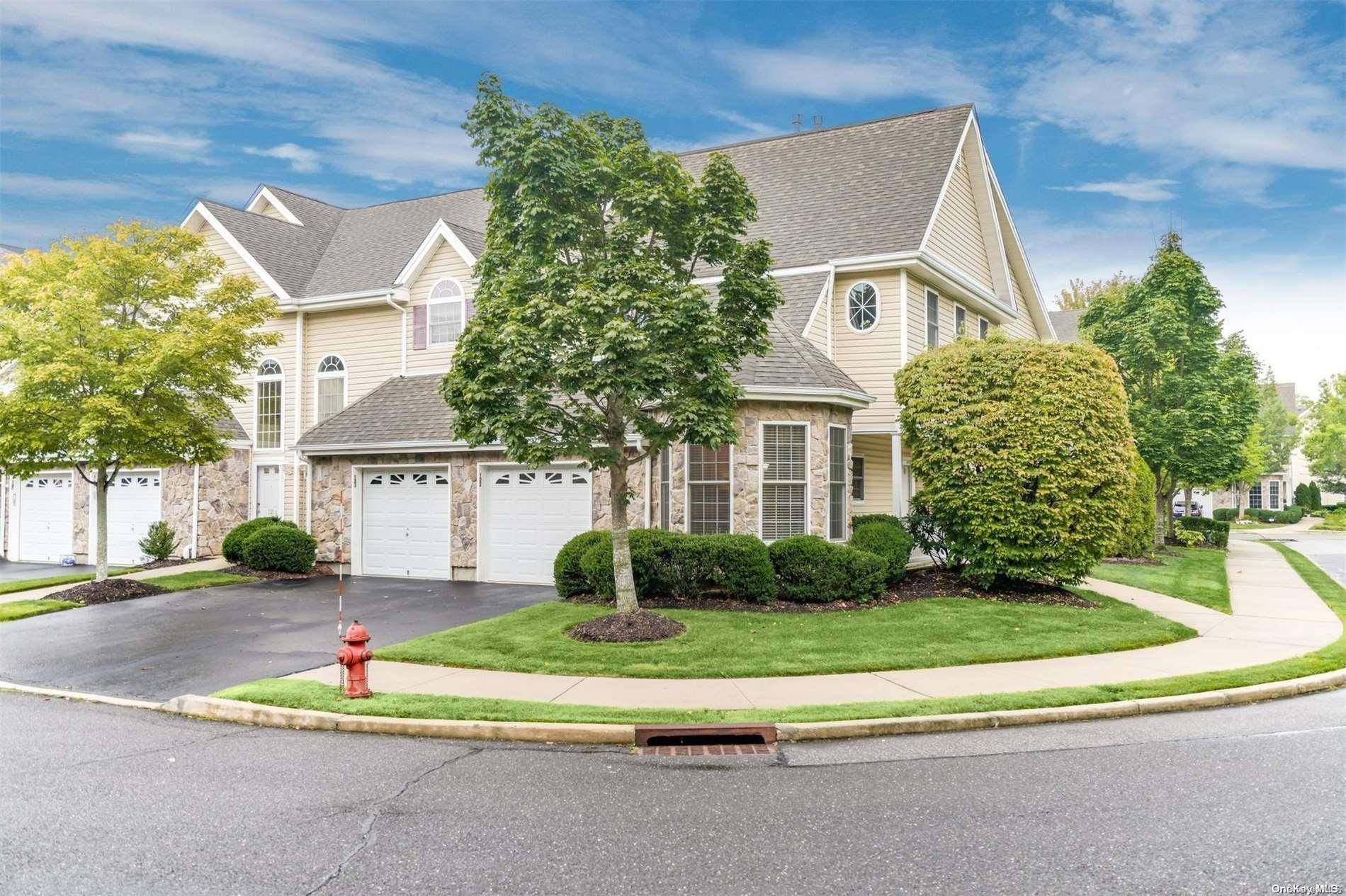 Dix Hills, NY 11746,122 Joseph LN #122