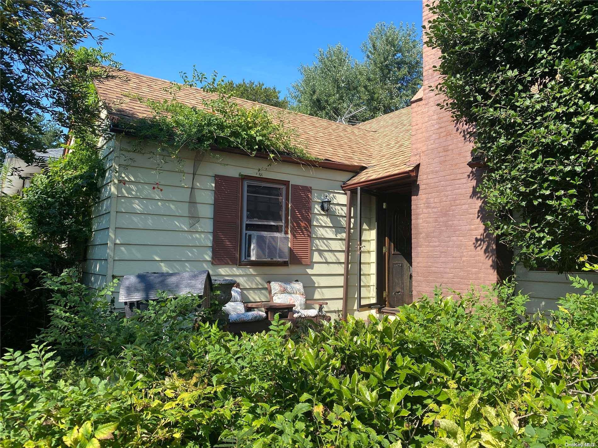 Roslyn Heights, NY 11577,29 Garfield PL