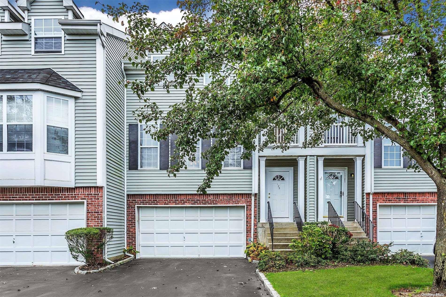 Smithtown, NY 11787,125 Paddington CIR #125