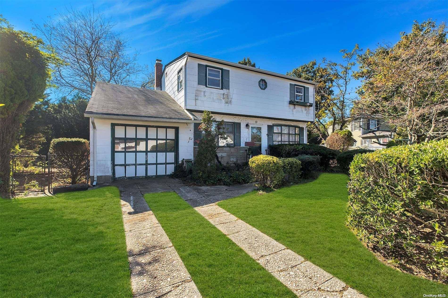 West Islip, NY 11795,10 Roderick RD