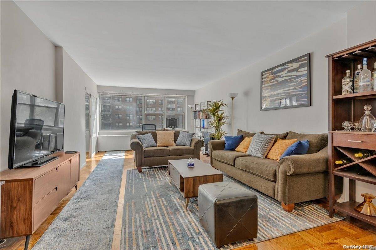 Kew Gardens, NY 11415,125--10 Queens BLVD #520