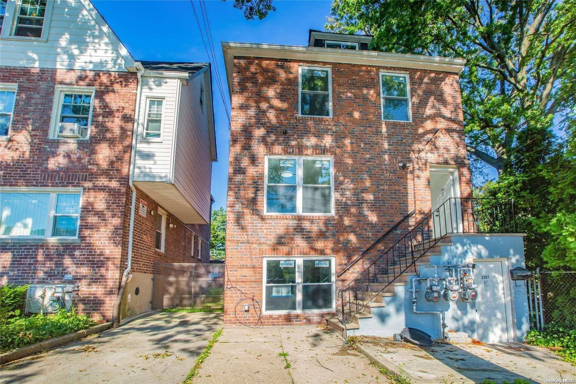 Bronx, NY 10461,2067 Van Hoesen AVE #1st FL
