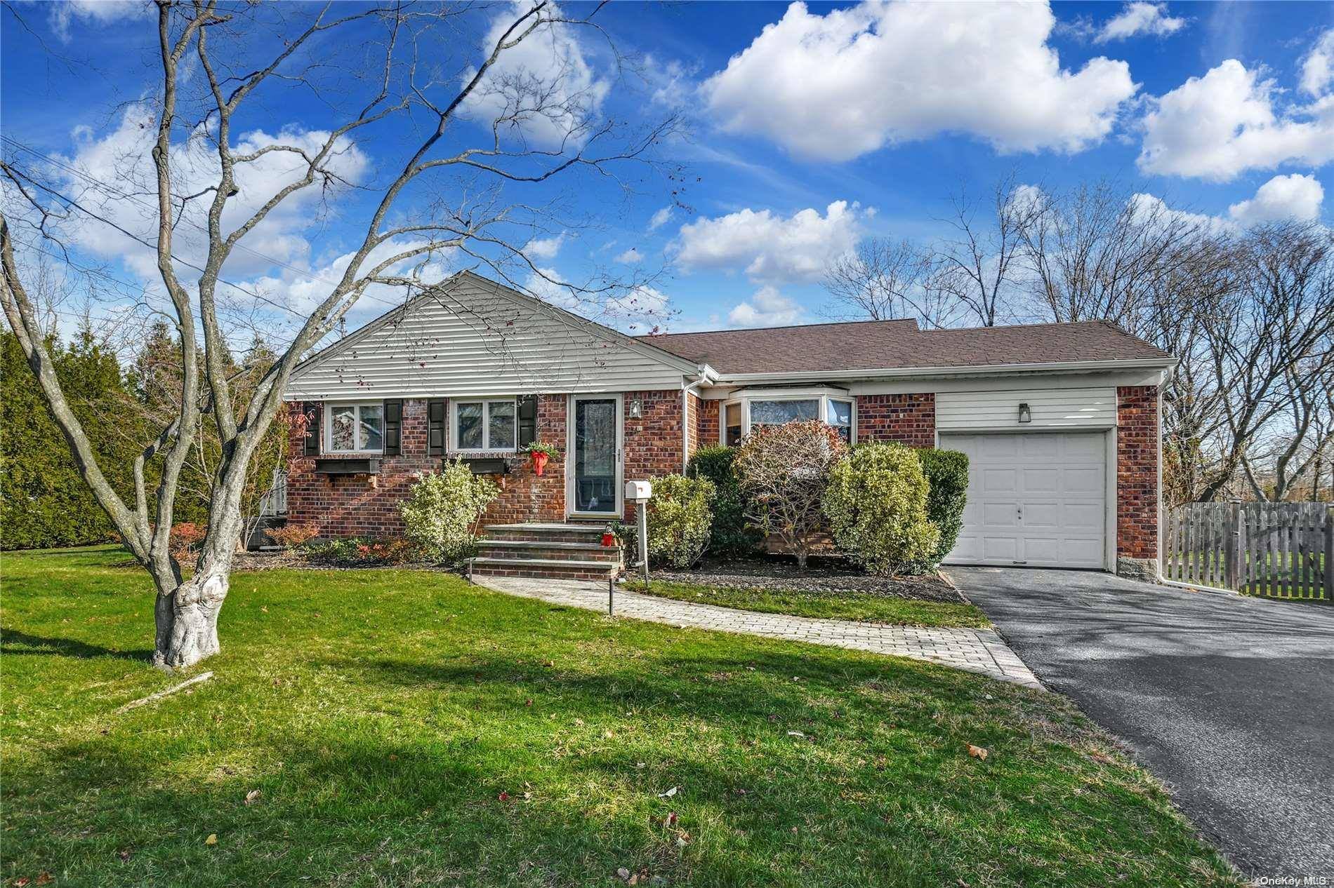 East Northport, NY 11731,11 West Point DR