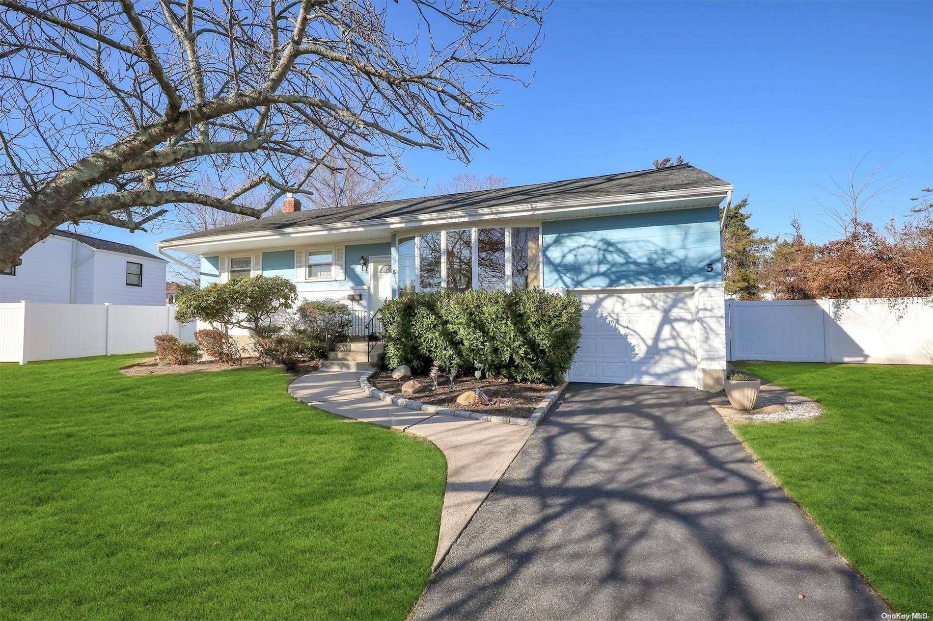 East Islip, NY 11730,5 Brian DR