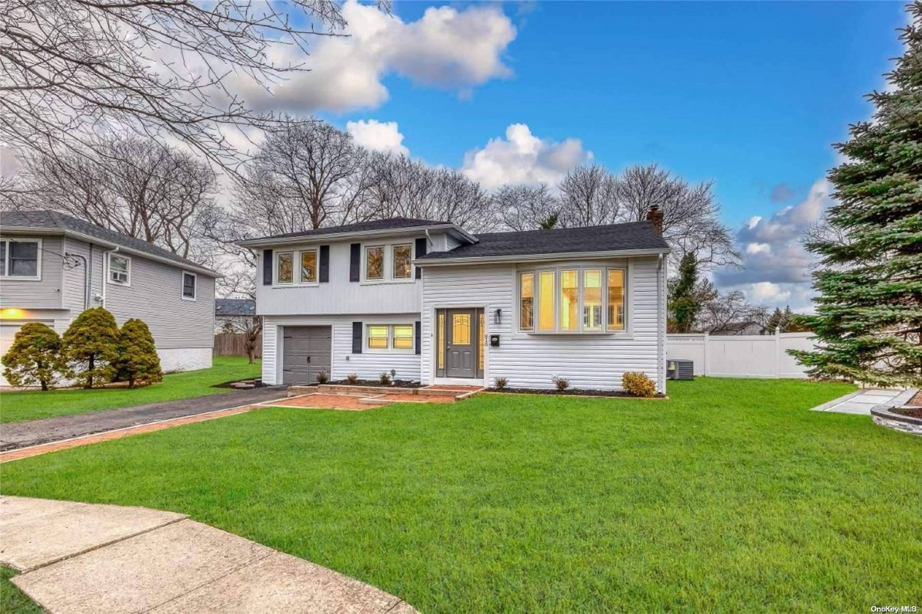 Baldwin, NY 11510,816 Chess DR